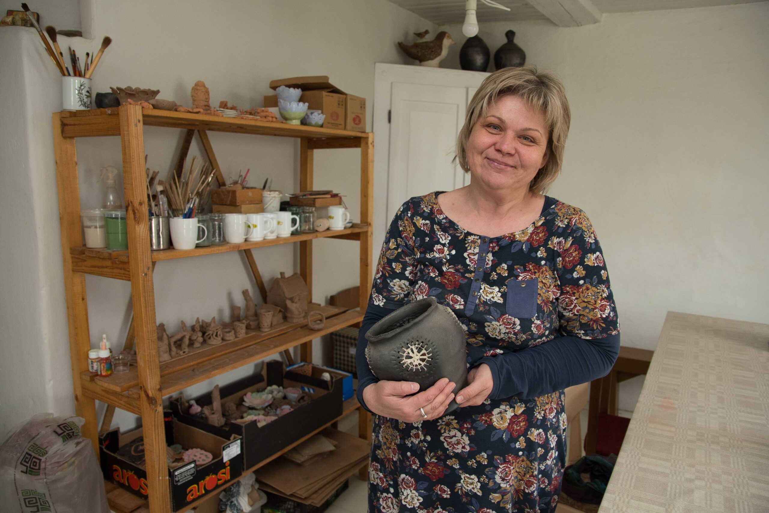 L. Kiškienė sako, kad raugo keramikos krosnį tenka kūrenti 14 valandų, kol pasiekiama reikiama temperatūra. 