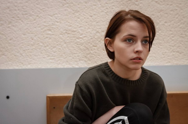 Jauna aktorė Erika Račkytė (nuotraukoje – spektaklyje „Mergaitės svajonė“) įsitikinusi, kad ji ne viena nukentėjo nuo savo darbdavio draugystės. JMDT nuotr.