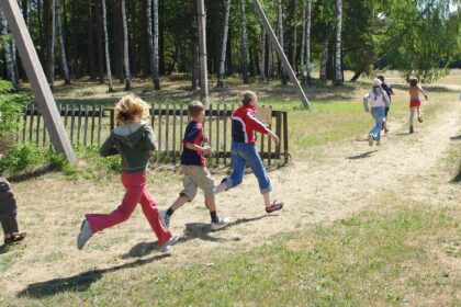 Kol vaikai skaičiuoja paskutines savaites iki atostogų, suaugusieji suka galvas, kuo užimti per vasarą savo atžalas.