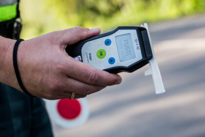 Net ir sunkiai pastovėdamas ant kojų, neblaivus vairuotojas neatsisakė minties sėsti prie automobilio vairo.