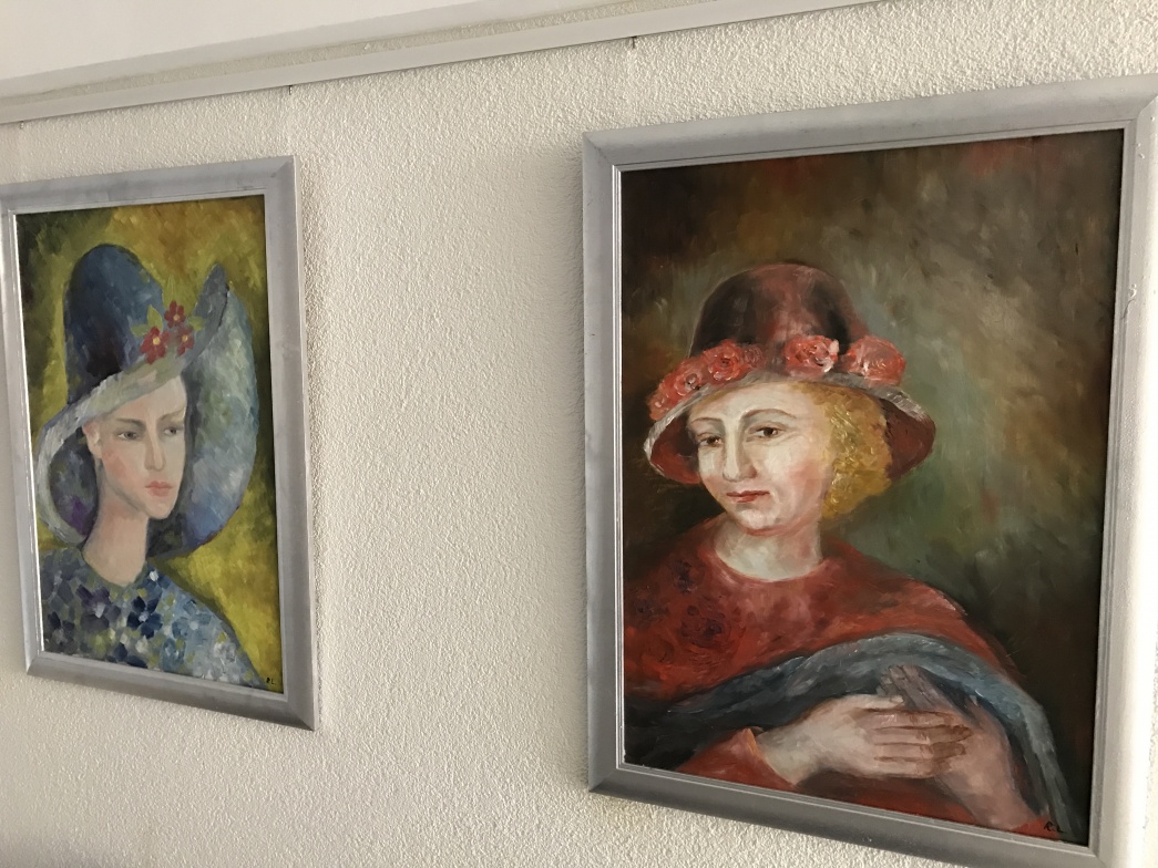 Artėjant Motinos dienai, Panevėžio apygardos teismo darbuotojai ir lankytojai kviečiami pasigrožėti nauja paroda – tapytais moterų portretais.