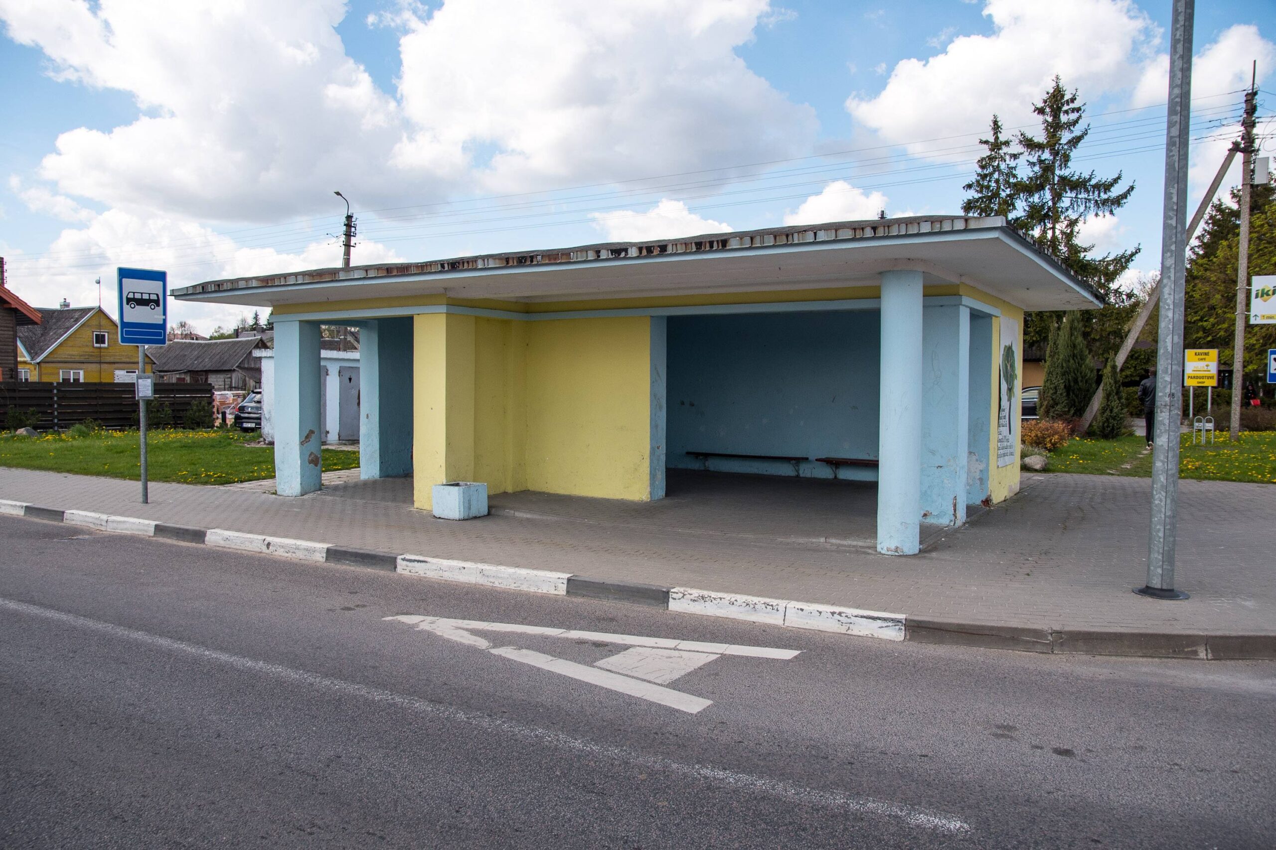 Kelininkai nebeprivalo autobusų stotelėse įrengti suoliukų, šiukšlių dėžių, peronų – nuo tokių darbų juos atleido Kelių priežiūros tvarkos reglamentas. T.Šiaudinio nuotr.