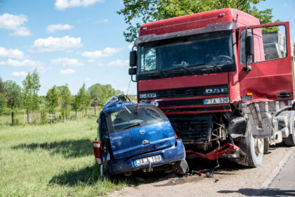 Kelyje Panevėžys-Velžys, ties Vyčių kaimu, išvažiavęs į priešpriešinę eismo juostą lengvasis automobilis „Opel Meriva“ susidūrė su sunkiasvoriu savivarčiu.