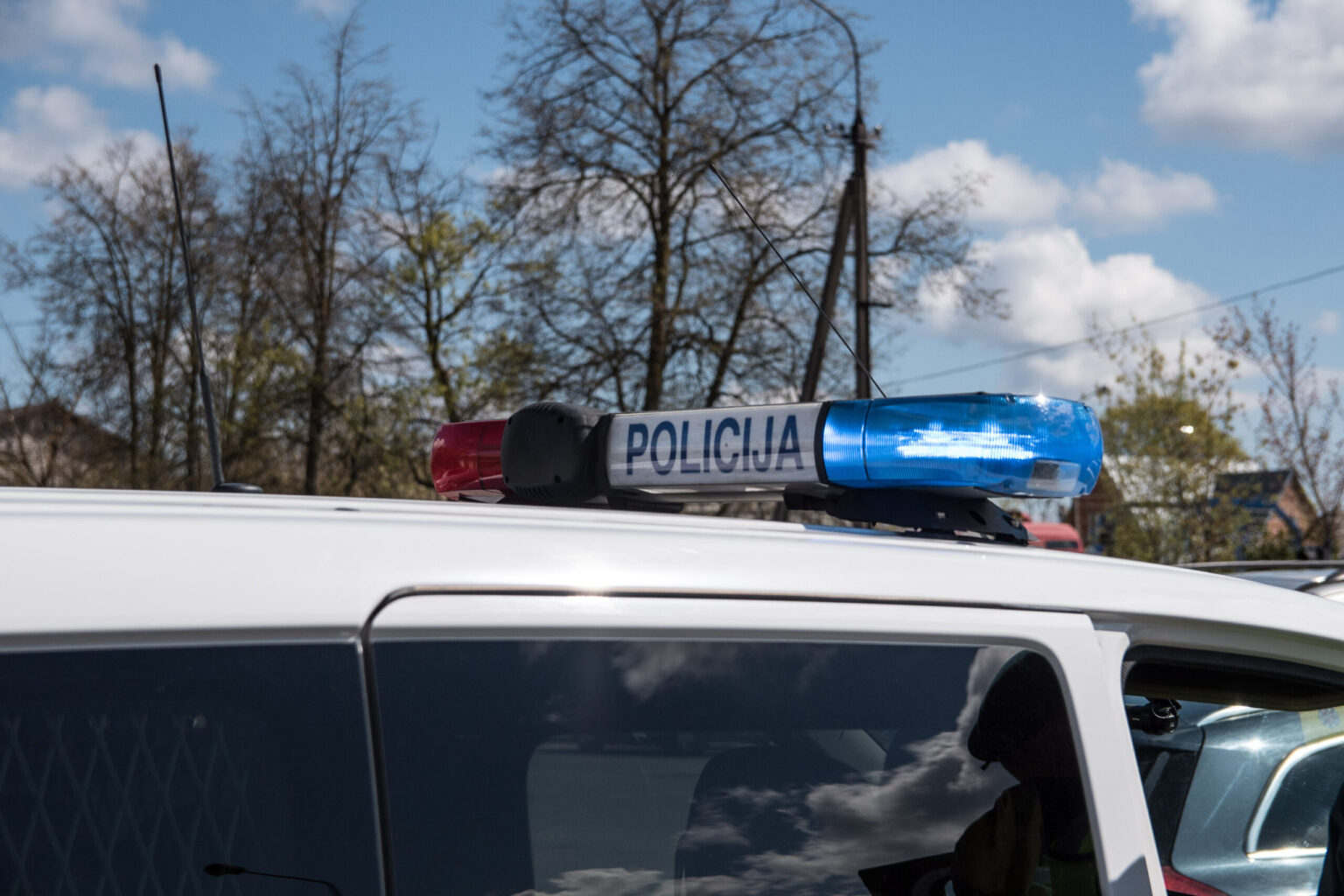 Rugsėjo 27 d. Panevėžyje, A. Smetonos ir Vasario16–osios g., automobilių stovėjimo aikštelėje apgadintas stovintis automobilis „Toyota“.