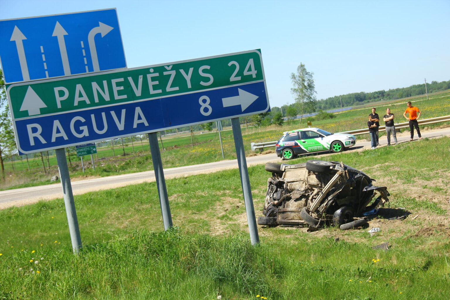 Magistralėje Panevėžys-Vilnius, atsitrenkęs į atitvarus, „Subaru Forester“ nuvažiavo nuo kelio ir keletą kartų virto. Vairuotojas sunkiai susižalojo.