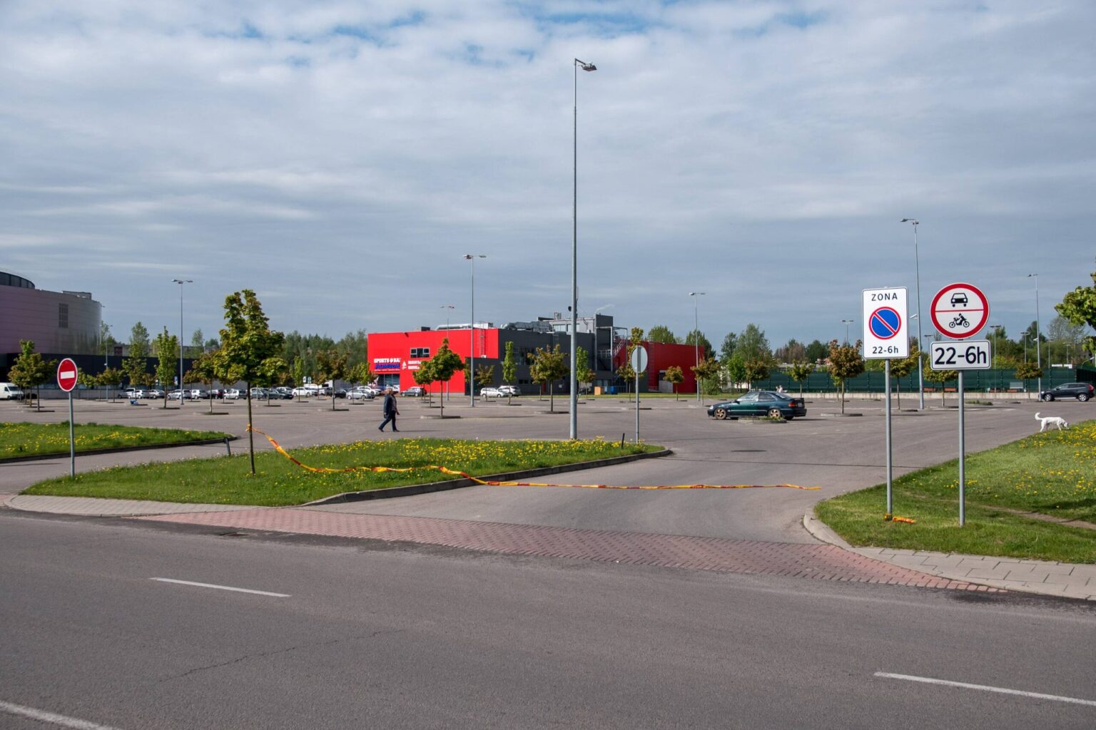 Pritrūkus vietos daugiabučių namų kiemuose, Tulpių ir Parko gatvių gyventojai neretai savo automobilius nakčiai palikdavo kamerų saugojamoje aikštelėje.