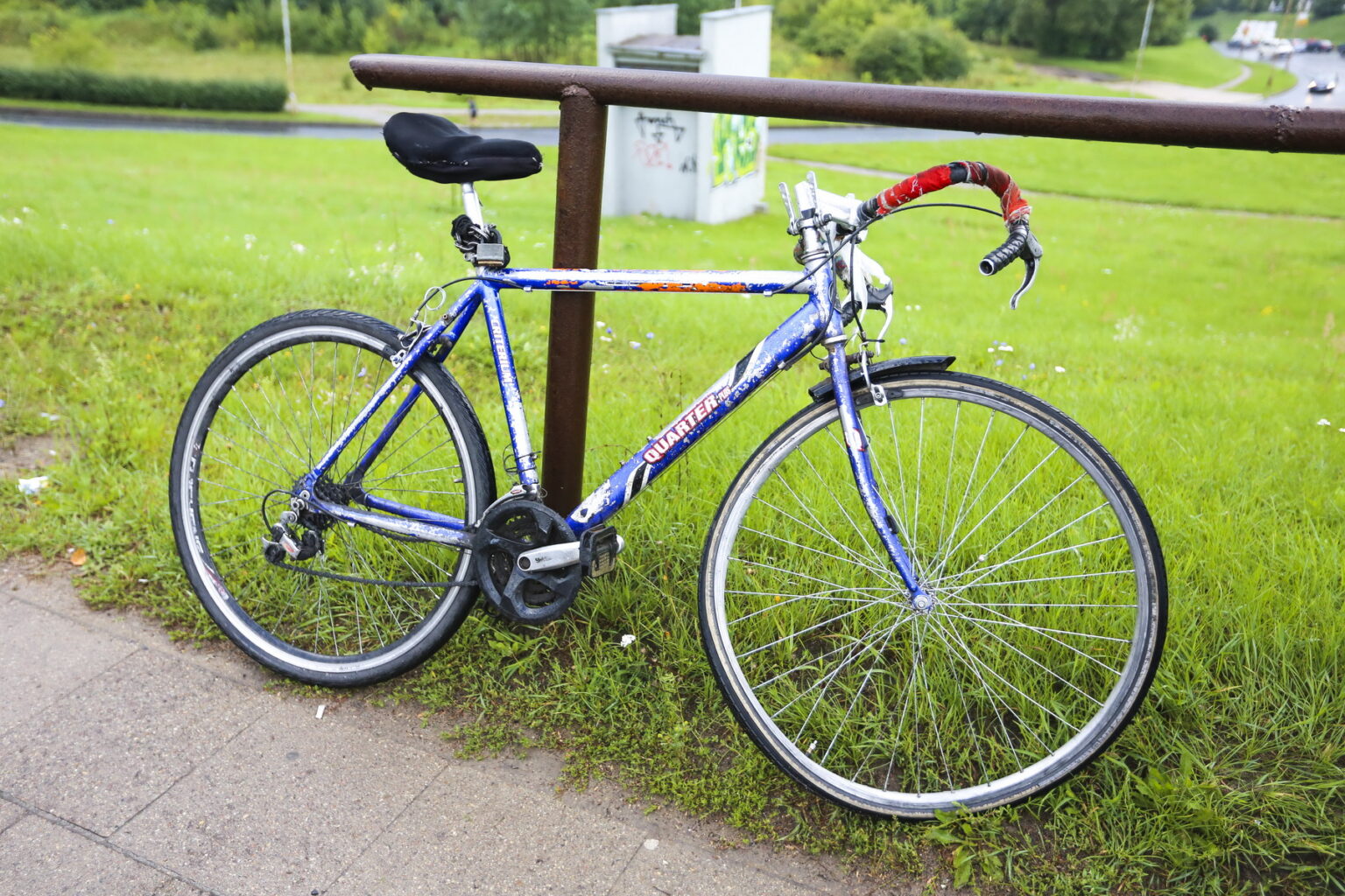 Penktadienio popietė vos tragiškai nesibaigę vienam dviratininkui.