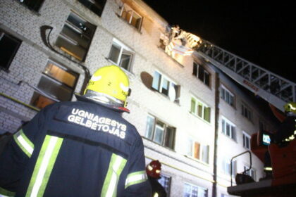 Šeštadienio naktį Panevėžio Marijonų gatvės daugiabučiame name kilęs gaisras gerokai išgąsdino visus pastato gyventojus.