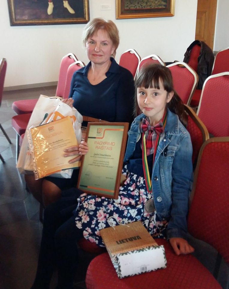 Mokytoja S. Rankelienė didžiuojasi savo auklėtine G. Kriaučiūnaite.