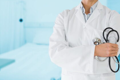 Privačiose gydymo įstaigose gyventojai pas gydytoją patenka greičiau nei per mėnesį, tuo metu valstybinėse – tenka laukti 2–3 ar net daugiau mėnesių, rodo Viešosios nuomonės ir rinkos tyrimų kompanijos „Baltijos tyrimai“ atlikta gyventojų apklausa.