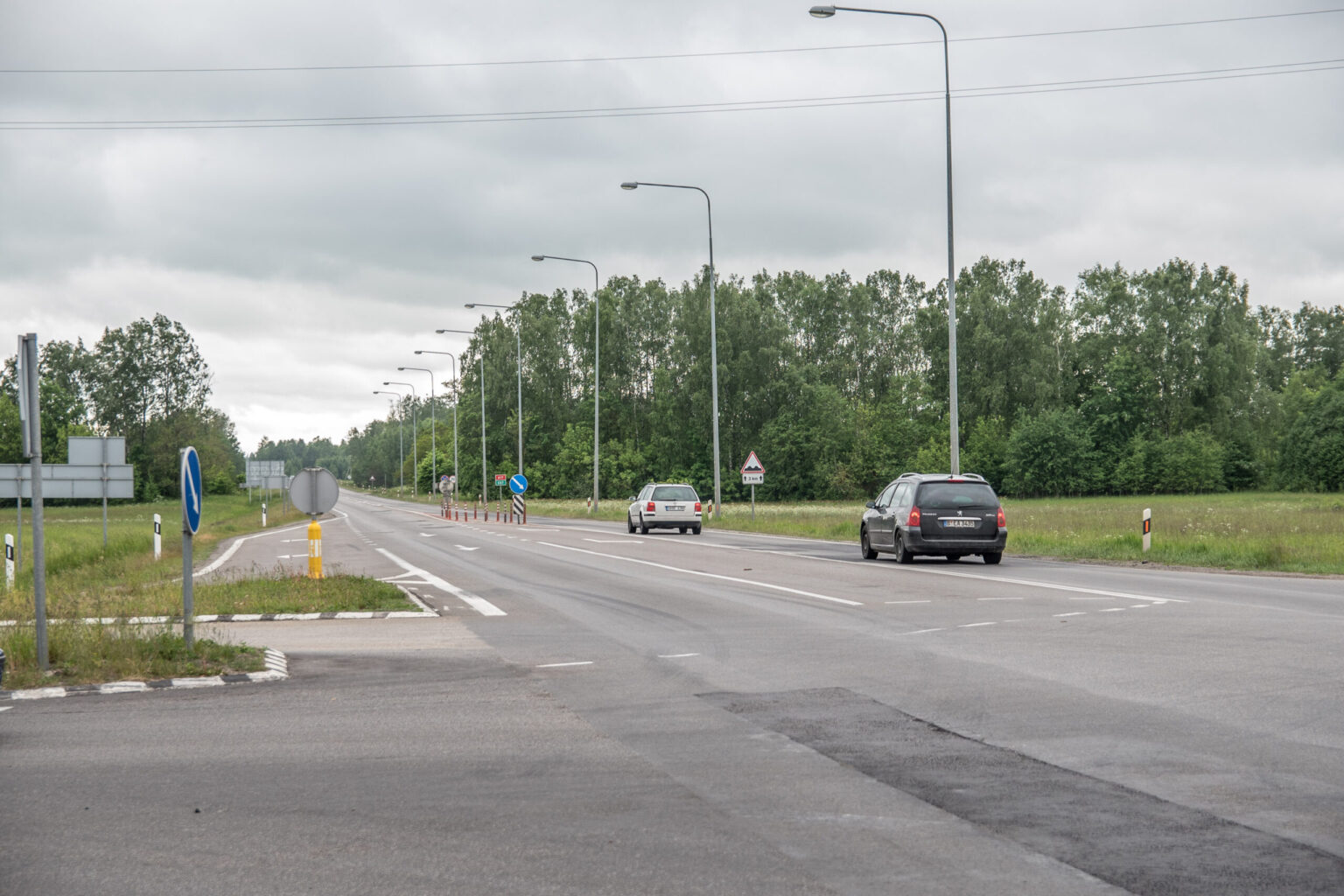 Ankstyvi vairuotojai stebisi, kad kai kur gatvėse dega šviestuvai net ir gerokai prašvitus.