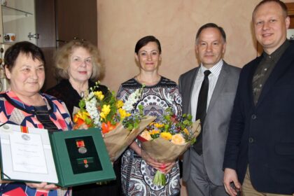 Prezidentė D. Grybauskaitė Motinos dienos proga ordinu „Už nuopelnus Lietuvai“ apdovanojo Velžio seniūnijos Katinų kaimo gyventoją 67 metų Oną Daukantienę.