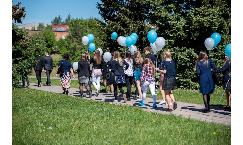 Su spalvotais balionais, ištaigingais vaikinų kostiumais, ryškiomis merginų suknelėmis Panevėžio mieste ir rajone nuaidėjo paskutinis abiturientų skambutis.