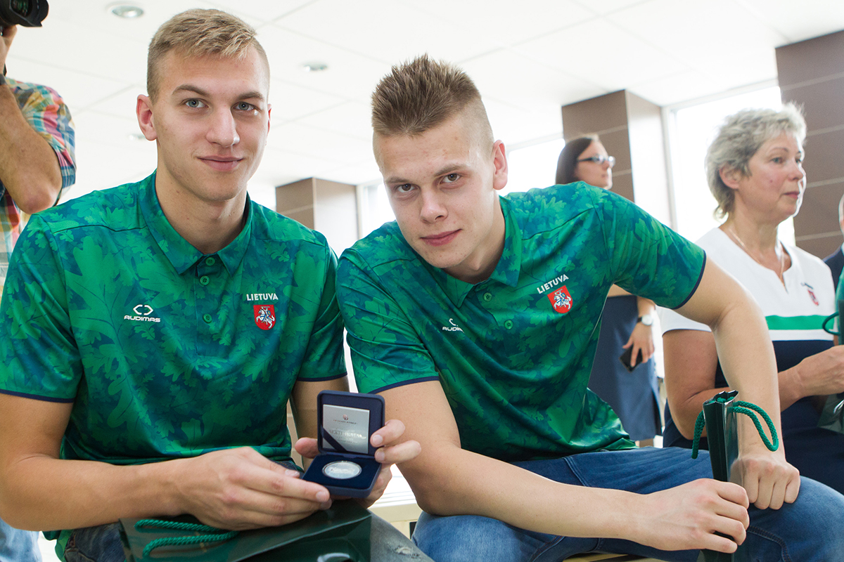 Danas Rapšys, Deividas Margevičius ir Andrius Šidlauskas ketvirtadienį Bukarešte prasidėjusiame šalies čempionate iškovojo tris aukso medalius.