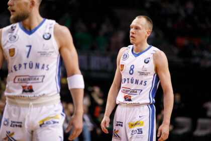 Klaipėdos „Neptūno“ ekipa namuose po dramatiškos kovos 73:70 (21:14, 21:19, 18:16, 12:21) įveikė Kauno „Žalgirį“ ir išlygino serijos rezultatą.