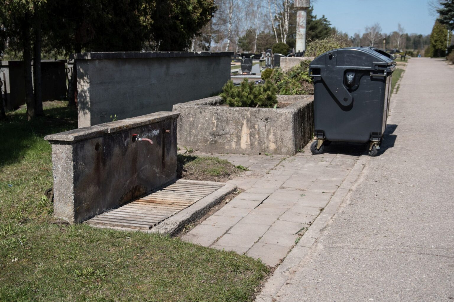 Kapines palikę be vandens saugo vamzdynus