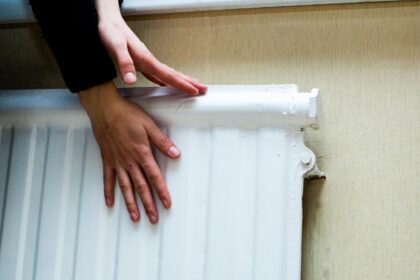 Panevėžio rajono savivaldybė nusprendė nebelepinti šiluma savo gyventojų ir baigti užsitęsusį šildymo sezoną, o miestiečiams – vis dar per šalta.