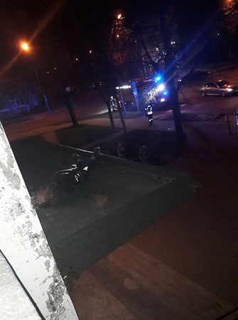 Liepų gatvėje ant parduotuvės stogelio nukritusiam vyrui prireikė medikų pagalbos. SOCIALINIŲ TINKLŲ nuotr.