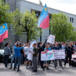Nešini plakatais su skambiomis frazėmis, jaunuoliai kurstė neramumus ir traukė praeivių dėmesį. Sutrikę panevėžiečiai spėliojo: tai karo pradžia?