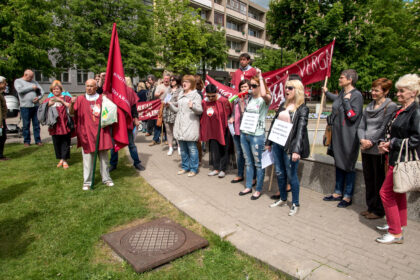 Palikę darbo vietas, su vėliavomis ir šūksniais streikuoti į Laisvės aikštę išėjo daugiau nei trečdalis Panevėžio socialinių paslaugų centro darbuotojų.