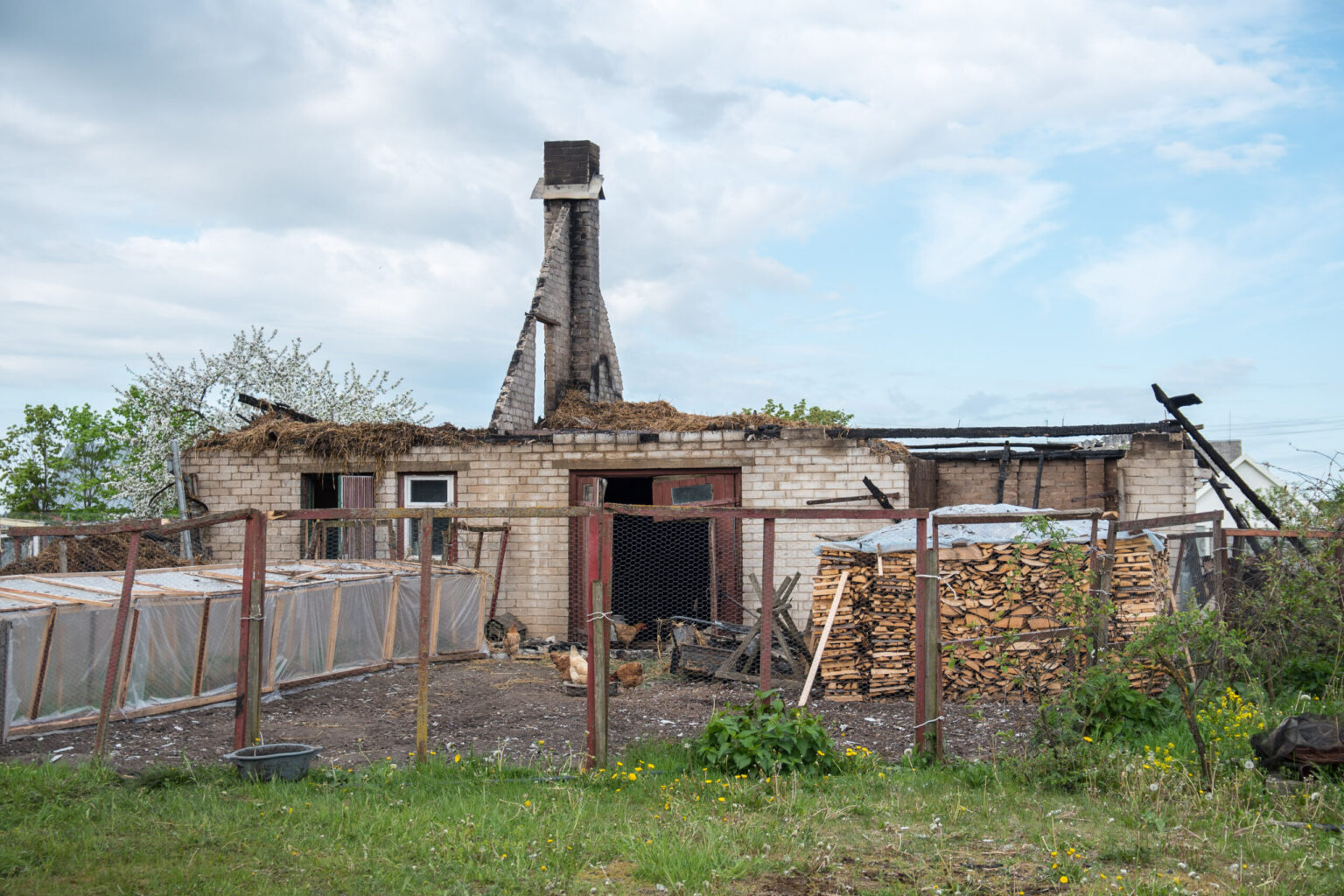 Per vieną vakarą dvigubos nelaimės sulaukusių pensininkų iš Paliūniškio dukra pasakoja apie gaisrą tėvų namuose sužinojusi grįžusi iš ligoninės.