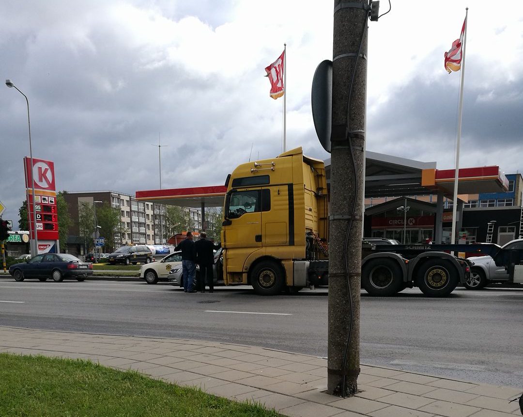 J. Basanavičiaus gatvėje prie sankryžos su Beržų gatve susidūrė sunkvežimis ir lengvasis automobilis „Volkswagen“.