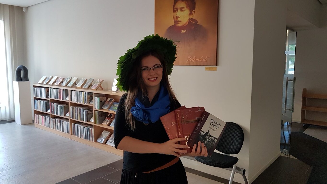 Joninių šventės išvakarėse smalsaujame, ką skaito Jonai, Janinos ir Jonės. Kokią literatūrą jie mėgsta, kokie žanrai patinka, kokių rašytojų knygų ieško?