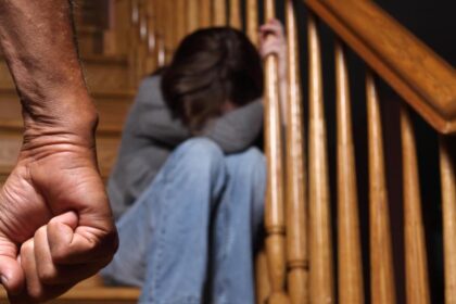 Pamiršę šiltus jausmus, artimieji kibo vienas kitam į atlapus. 21-erių panevėžietė trečiadienį pranešė, kad prieš ją smurtavo 28 metų sugyventinis.