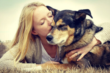 Tarp žmonių vis labiau plintantį susvetimėjimo ir vienatvės jausmą gali sušvelninti ar net išgydyti keturkojai draugai.