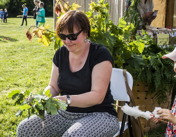 Ponios Žydrūnės nupintas vainikas tapo dovana mamai Janinai. M. GARUCKO nuotr.