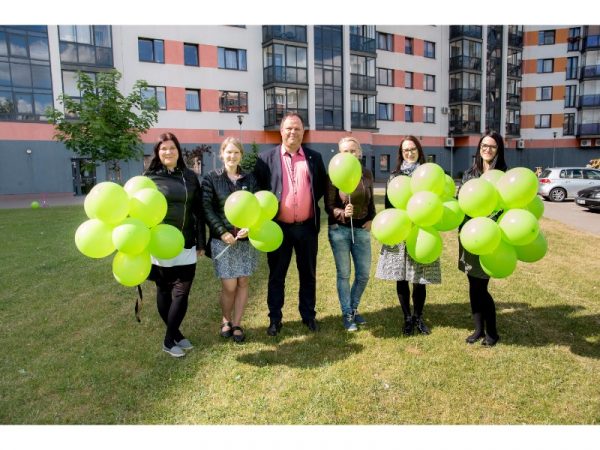 Minint Tarptautinę vaikų gynimo dieną netradicinių sprendimų ėmėsi daugiabučius namus administruojanti įmonė „Aukštaitijos būstas“. Ji Klaipėdos gatvės 99-ojo daugiabučio vaikams organizavo įspūdingą šventę. T. Šiaudinio nuotr.