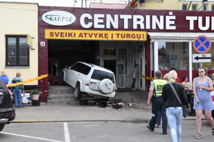 Penktadienį prie centrinės turgavietės įvyko skaudi avarija, yra sužeistųjų: sušlubavus vairuotojo sveikatai, jo mašina pasuko tiesiai į žmones.