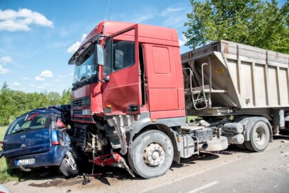 Po avarijos, kai kelyje nuo abiturientų automobilio nukritus dekoracijai žuvo iš paskos važiavusi moteris ir jos dukrelė, įtarimai pareikšti abiturientui.