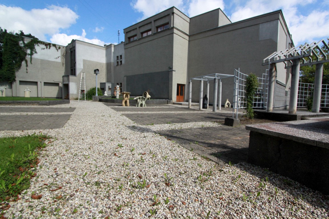 Birželio 21 d. 17 val. Panevėžio miesto dailės galerijoje atidaroma Arvydo Martinaičio tapybos paroda „Raudonkepuraitė–is ir co“.