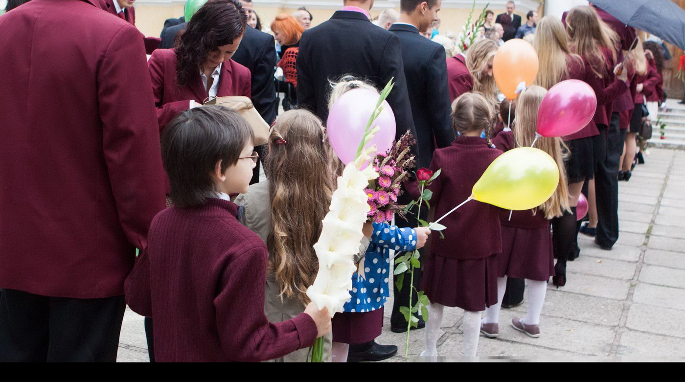 Nors moksleiviams vasaros atostogos tik įsibėgėja, tėvai jau suka galvas, kaip savo atžalas paruošti naujiems mokslo metams. Mat iki birželio vidurio nespėjusieji užsisakyti mokyklinių uniformų gali jų nebegauti pirkti. Tačiau uniformų kainos ne kiekvienai šeimai įkandamos.