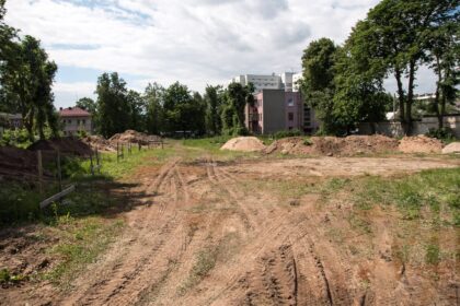 Vieną labiausiai Panevėžyje užkimštų Smėlynės g. nuo automobilių Savivaldybė pradėjo vaduoti mokesčiu už stovėjimą Panevėžio ligoninės pašonėje.