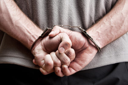 Panevėžio miesto apylinkės teisme laisvės atėmimo bausmėmis nubausti 18 asmenų apgavę sukčiai – ne kartą bausti vienos šeimos nariai – mama ir du jos sūnūs.