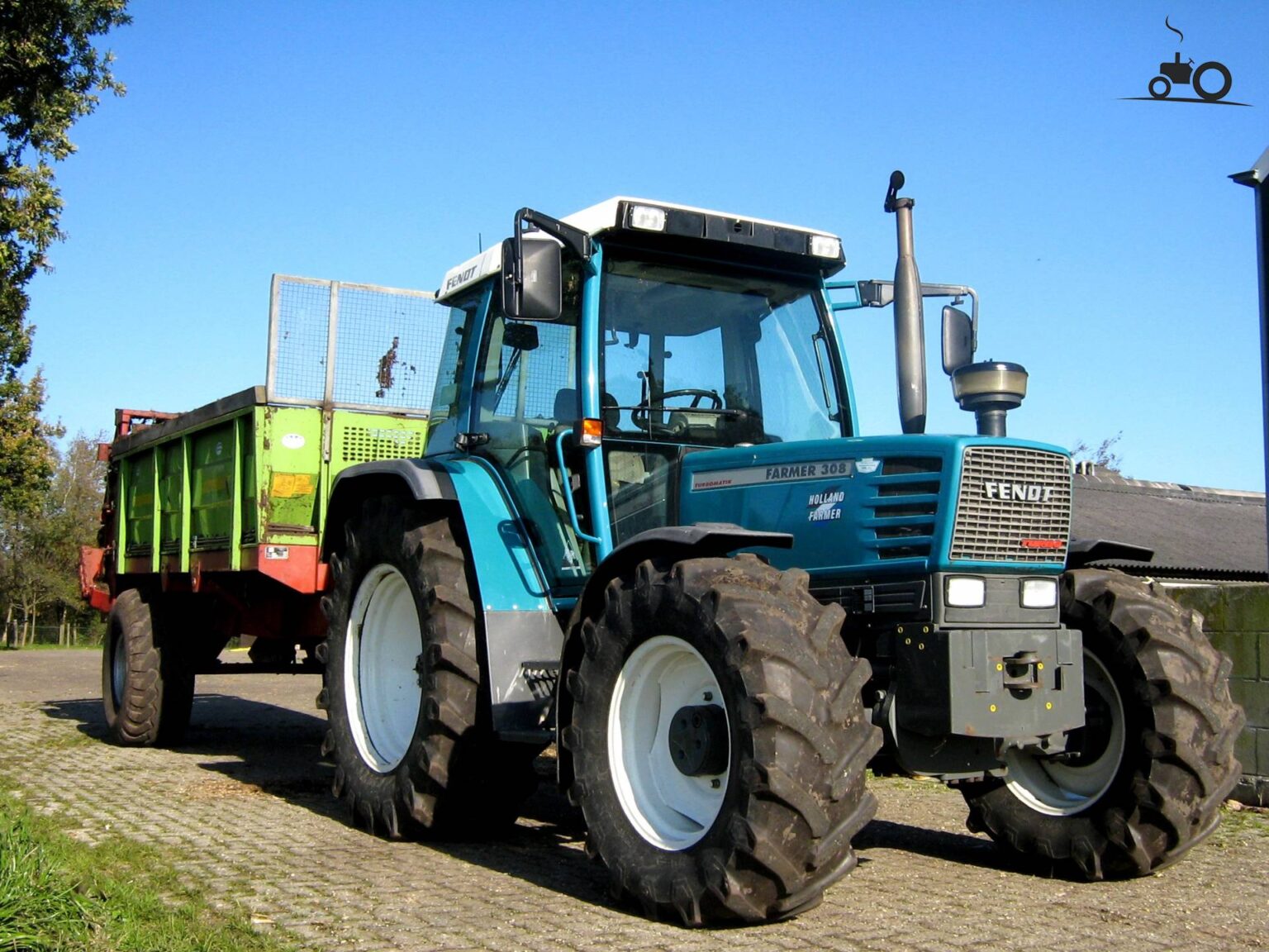 Pirmadienio vakaras Liberiškio žemės ūkio bendrovės darbuotojui baigėsi neįprastai – važiuodamas traktoriumi jis atsidūrė tvenkinyje.