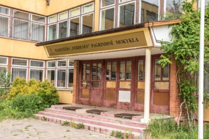 Tarp savivaldybių parduodamo turto kartu griūvančiais avariniais pastatais atsidūrė ir nykios demografinės padėties liudininkės – uždarytos mokyklos.
