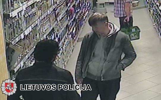 Policija ieško alkoholio butelį pavogusio vyriškio.
