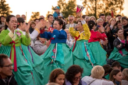 Švęsdami Valstybės dieną, panevėžiečiai giedoti Lietuvos himno rinkosi Skaistakalnio parke. Panevėžio rajono gyventojai šventė Upytėje. Čia visus nustebino nepamirštamas svečių iš Tolimųjų Rytų pasirodymas.