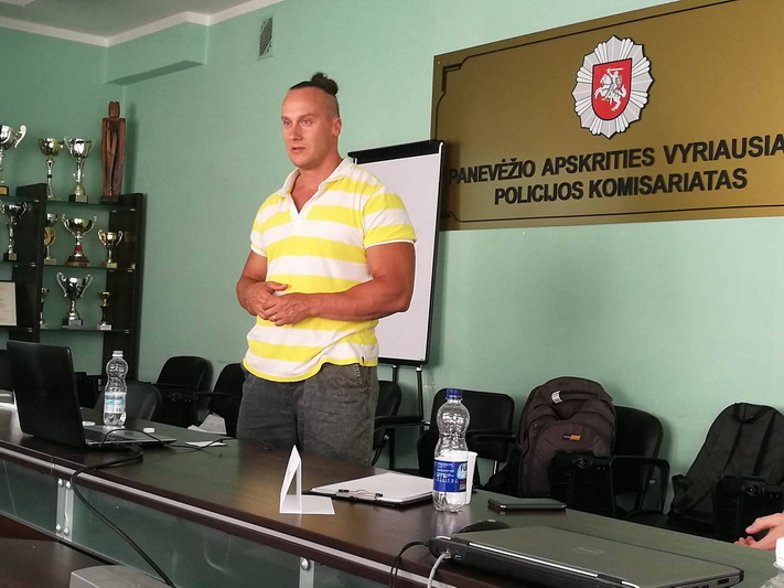 Žinomas kultūristas Andrius Pauliukevičius skaitė pareigūnams paskaitą apie subalansuotą mitybą, aktyvų ir sveiką gyvenimo būdą, rūpinimąsi figūra ir išvaizda. PA VPK nuotr. 