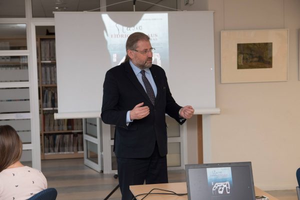 Viename iš susitikimų su socialiniam daugiabučiui Aldonos g. prieštaraujančiais gyventojais pratrūkusiam R. Račkauskui dėl savo žodžių teko aiškintis etikos sargams. T. Šiaudinio nuotr.