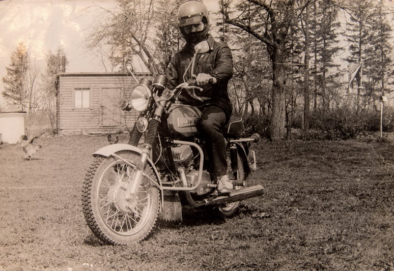 Motociklą „Jawa 350“ Dainius įsigijo dar 1984 metais – tiesiai iš vitrinos. ŠEIMOS ARCHYVO nuotr.