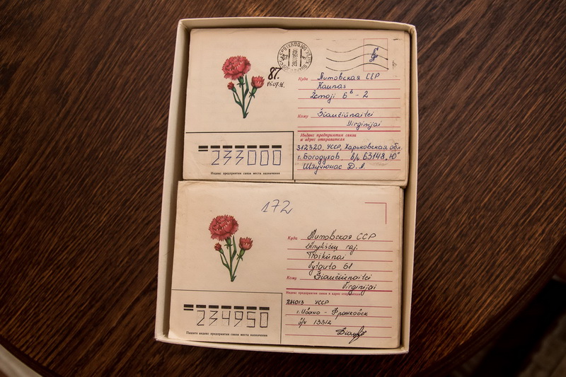 Sutuoktinių – tuomet dar būsimų, – vienas kitam rašyti laiškai šiandien laikomi šalia brangiausių šeimos vertybių. T. ŠIAUDINIO nuotr. 