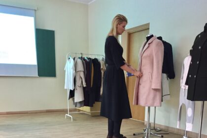 Su trenksmu palikusi šiltą Seimo nario kėdę panevėžietė Greta Kildišienė į viešumą grįžta su dar didesniu griausmu.