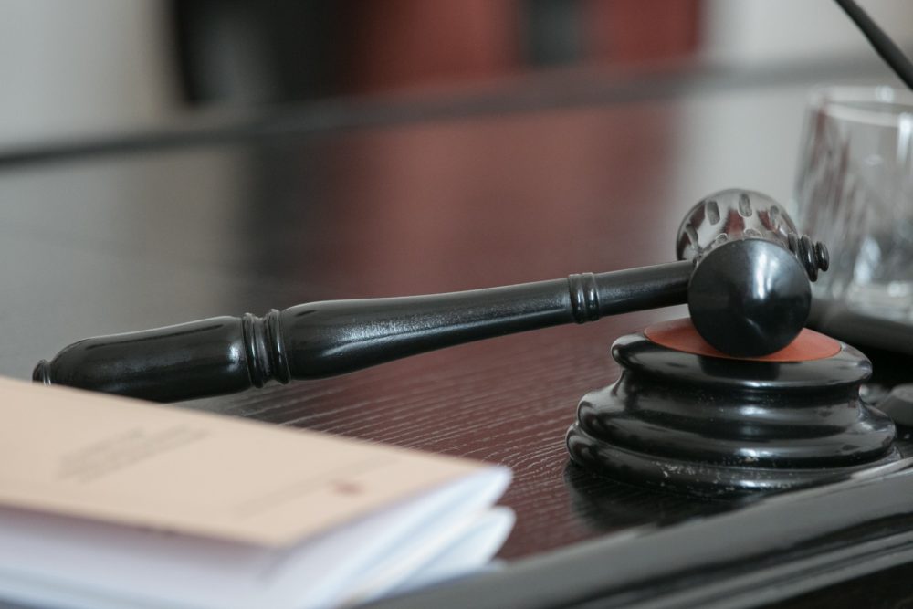 Panevėžio apygardos prokuratūra baigė ikiteisminį tyrimą ir į teismą perdavė baudžiamąją bylą, kurioje du panevėžiečiai ir kupiškėnas kaltinami įgiję, laikę, gabenę ir platinę labai didelį kiekį narkotinių medžiagų veikiant organizuotoje grupėje.