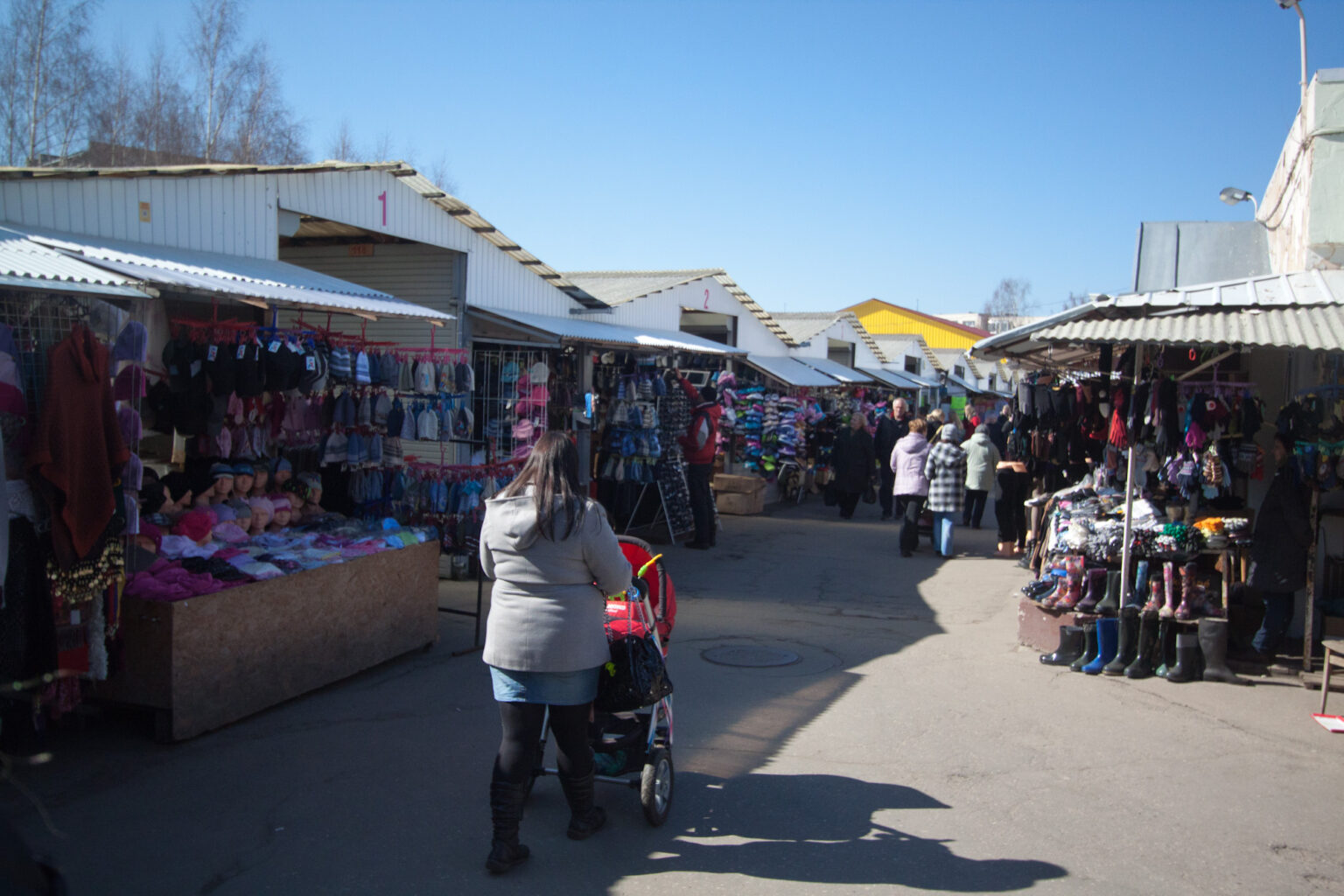 Plėšikų įžūlumui nėra ribų. Šeštadienio popietę nuo jų nukentėjo jauna mergina. Nors savaitgaliais centrinis turgus pilnas žmonių, plėšikų tai neatbaidė nuo piktų kėslų.