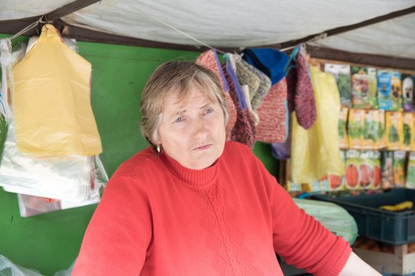 Ūkininkų turguje prekiaujanti G. Sereikienė teigė, kad tokių uogų kainų dar nebuvo, bet žmonės vis tiek perka, ypač savaitgaliais. T. Šiaudinio nuotr.