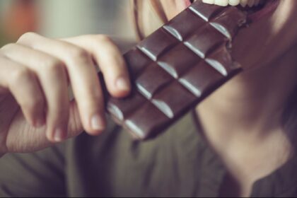 Kartais iki pilnos laimės trūksta visai nedaug – plytelės šokolado. Pasisaldinti kasdienybę panorę ilgapirščiai, įsibrovė į vieną iš miesto kioskų.